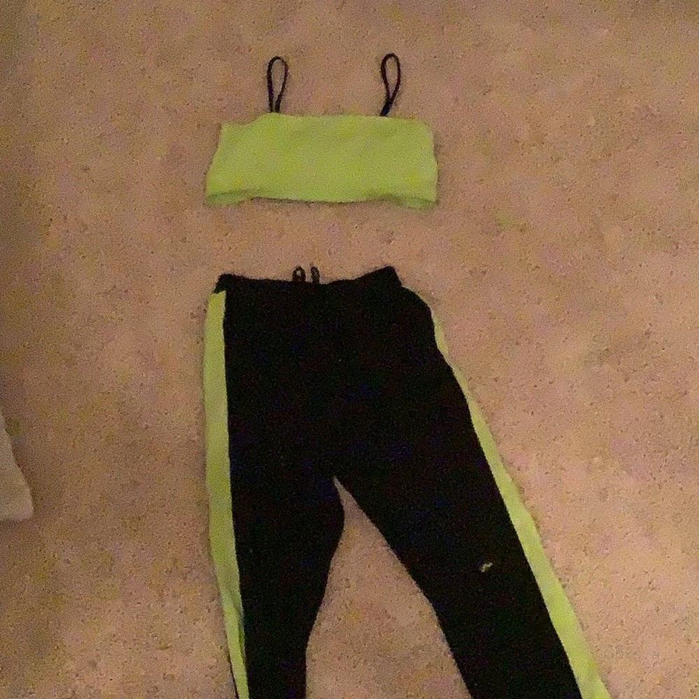 I’m smelly a neon green set with a bra/like top and sweatpants